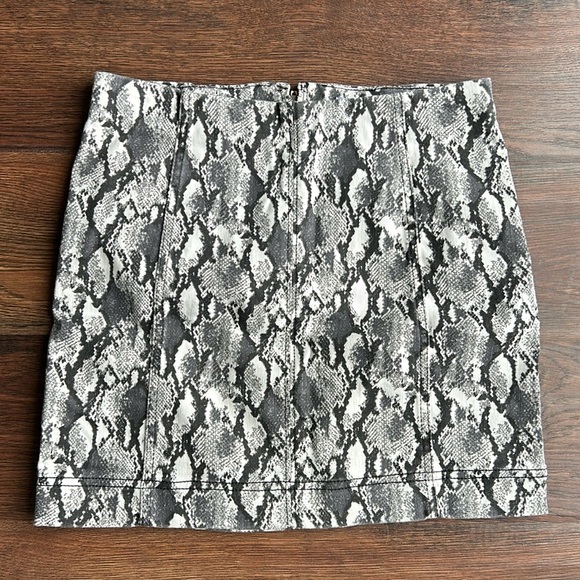 Vylette Snakeskin Printed Skirt | Mini Skirt | Snakeskin Skirt | Snakeskin - Picture 1 of 8